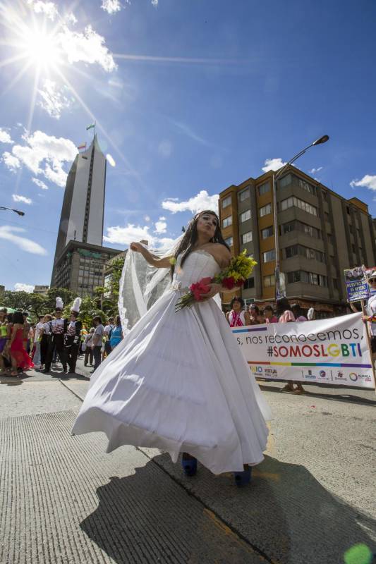 Bajo el sol de la tarde de Medellín, cientos de personas marcharon por las calles del Centro de la ciudad como parte de la reivindicación de los derechos LGTBI. FOTO JAIME PÉREZ