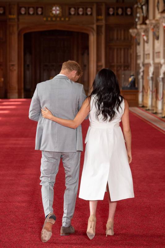 El príncipe Harry, duque de Sussex (R), de Gran Bretaña, y su esposa Meghan, duquesa de Sussex, posan para una foto con su hijo recién nacido en St George’s Hall en Windsor Castle en Windsor, al oeste de Londres, el 8 de mayo de 2019.Dominic Lipinski / AFP