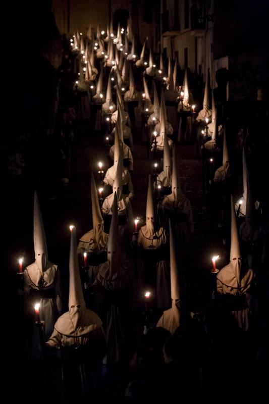 La comunida de hermanos españoles de la hermandad “Jesus Yacente” en una de las procesiones de la Semana Santa en la ciudad de Zamora (España). FOTO AFP