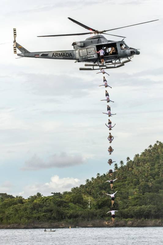 Tras varios años por fuera del país, el clavadista caleño llegó a la isla de San Andrés para saltar desde un helicóptero de la Armada Nacional en medio de arrecifes coralinos. Foto: Maximiliano Blanco