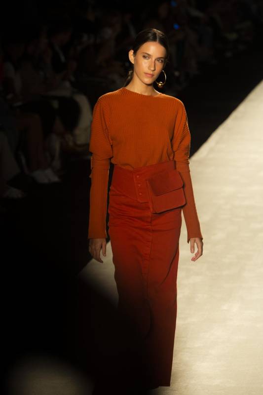 La pasarela tuvo vestidos, faldas, blusas y pantalones. Una moda femenina sin pretensiones y con mucha elegancia en los detalles. FOTO CARLOS VELÁSQUEZ