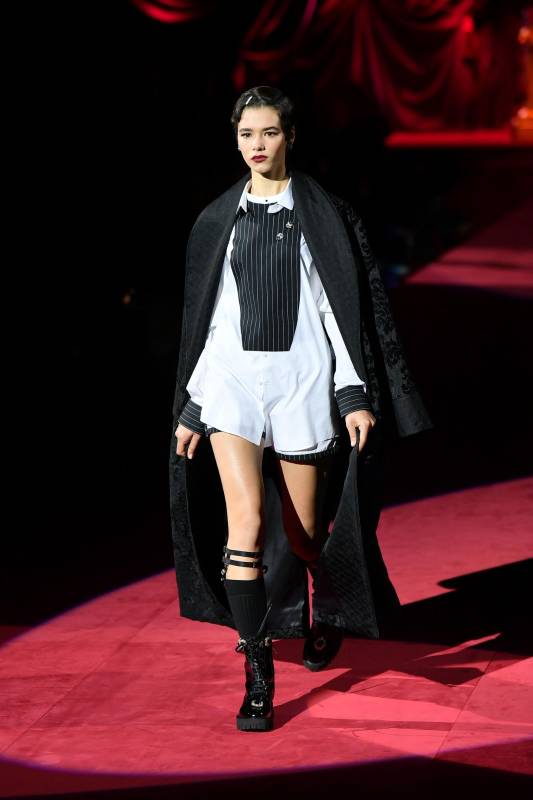 Una modelo presenta una creación de Dolce y Gabbana durante la Semana de la Moda de Milán. Foto: AFP