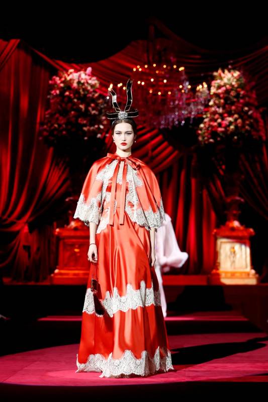 Una modelo presenta una creación de Dolce y Gabbana durante la Semana de la Moda de Milán. Foto: REUTERS