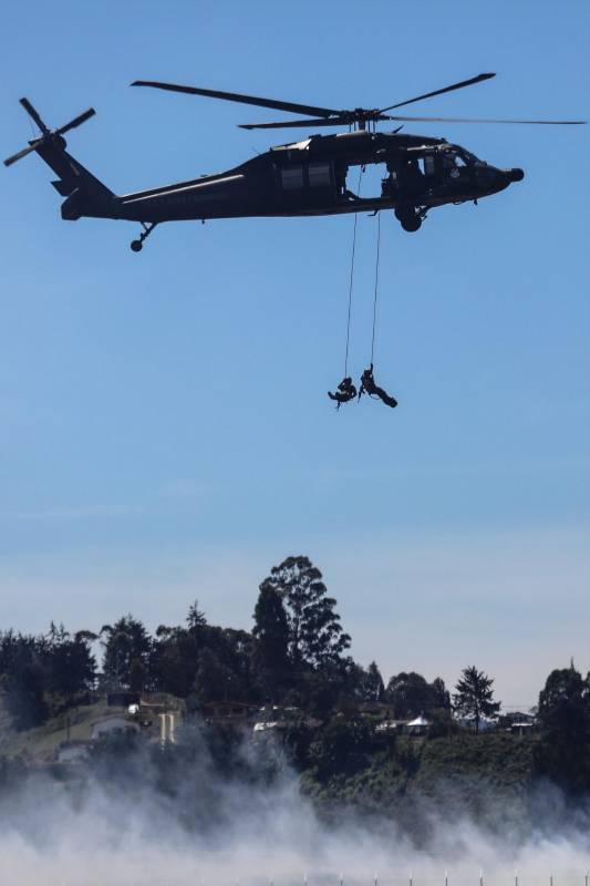 Sus maniobras, en especial aquellas en las que se recreó el rescate de un piloto que había caído en las líneas enemigas, fue muy aplaudido porque se utilizaron potentes y coloridas bengalas. FOTO AFP