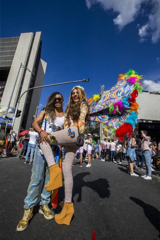 Bajo el sol de la tarde de Medellín, cientos de personas marcharon por las calles del Centro de la ciudad como parte de la reivindicación de los derechos LGTBI. FOTO JAIME PÉREZ