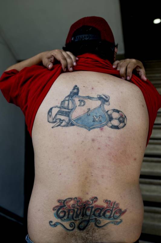 Camilo Atehortúa lleva en su espalda sus 2 orgullos: envigadeño y poderoso. Foto: Santiago Mesa.