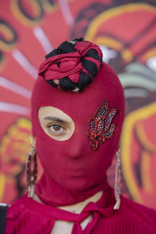 Las capuchas se han convertido en un símbolo feminista de resistencia ante el machismo la violencia de estado en Chile. Foto: Luis Bernardo Cano