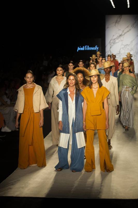 Pink Filosofy le apostó a la versatilidad y la sutileza de prendas holgadas y cómodas, dirigidas a una mujer contemporánea. FOTO CARLOS VELÁSQUEZ