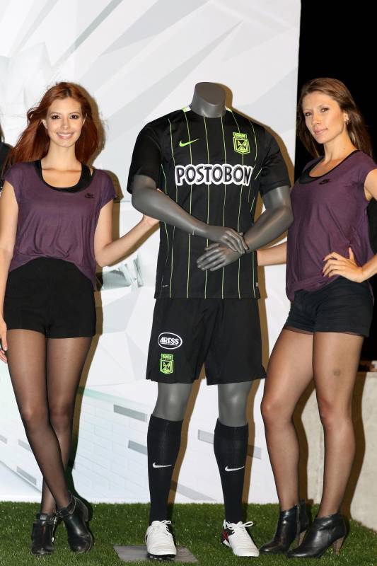 La camiseta principal de juego se venderá con un costo de 169.900 pesos en un madrugón que promociona la marca deportiva y el club. Foto Donaldo Zuluaga.