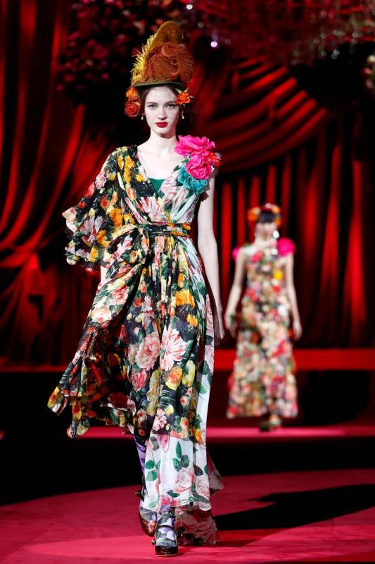 Una modelo presenta una creación de Dolce y Gabbana durante la Semana de la Moda de Milán. Foto: REUTERS
