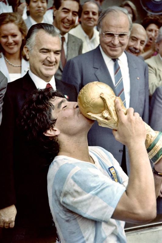 Talentoso como pocos, polémico en lo político, Diego Armando Maradona tuvo una vida de altibajos, desde coronarse campeón del mundo hasta luchar contra las drogas. Foto: AFP