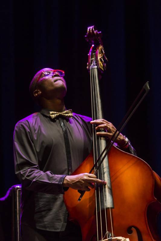 Yesly Heredia al mando del contrabajo se inspiró en el ánimo del público que llenó el teatro. FOTO: CARLOS VELÁSQUEZ