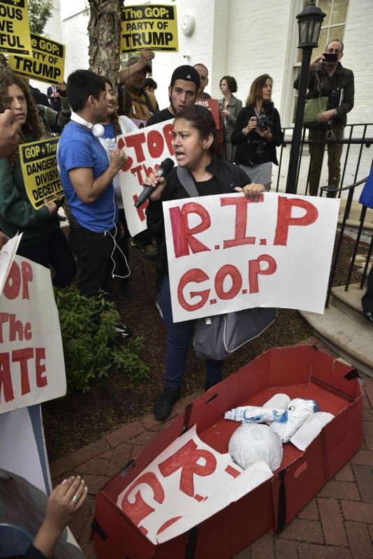 Los manifestantes trataron de entregar al Comité Nacional Republicano un féretro de cartón que dijeron representaba el sufrimiento de los inmigrantes bajo las políticas republicanas y la muerte del partido con Trump. FOTO: AFP