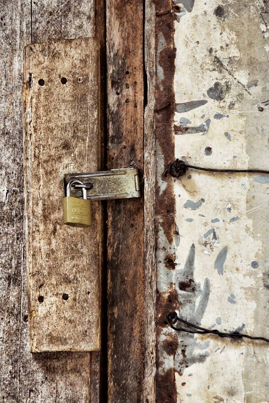 Este proyecto de fotografía pretende mostrar como por medio de una puerta deteriorada se puede remitir de forma simbólica a un asunto con la nostalgia, con ese deseo de volver a aquel hogar que un día fue de protección y ahora se ha cerrado y abandonado por cuestiones de desplazamiento. FOTO Óscar Arcila