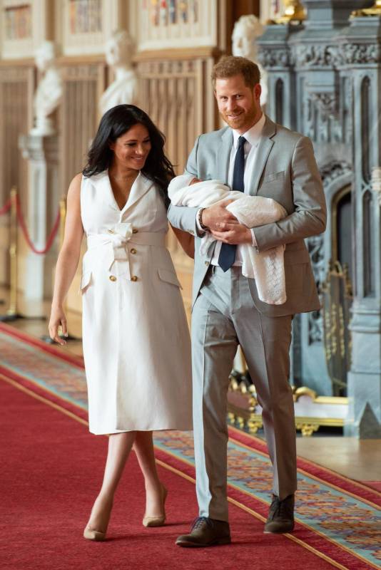El príncipe Harry, duque de Sussex (R), de Gran Bretaña, y su esposa Meghan, duquesa de Sussex, posan para una foto con su hijo recién nacido en St George’s Hall en Windsor Castle en Windsor, al oeste de Londres, el 8 de mayo de 2019.Dominic Lipinski / AFP