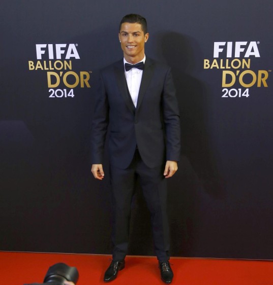 Cristiano Ronaldo posó elegante ante las cámaras.