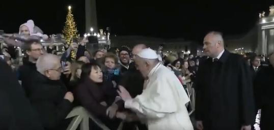 El papa Franciso se disculpó antes de hacer la oración del Angelus. Foto: Twitter