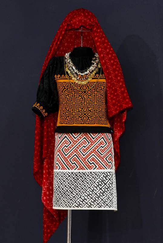 Esta exposición se encuentra en el banco de la República en Medellín, reúne 87 piezas textiles (molas) que se usan como vestido y también como símbolo de protección y de relato. Foto: Manuel Saldarriaga Quintero