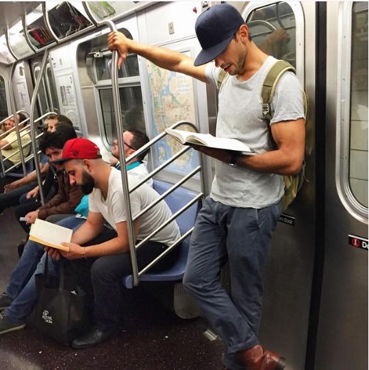 @hotdudesreading
