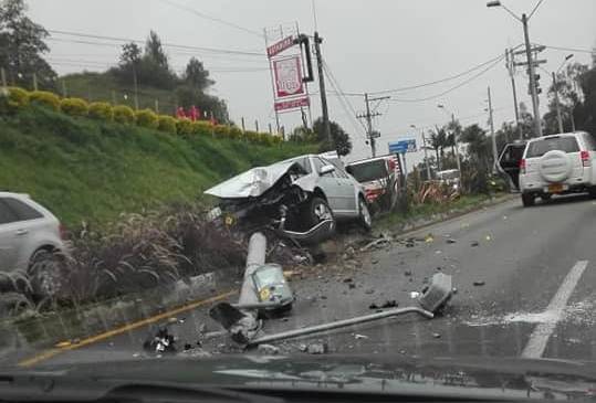 Así quedó incrustado el vehículo en la avenida Las Palmas de Medellín. FOTO CORTESÍA