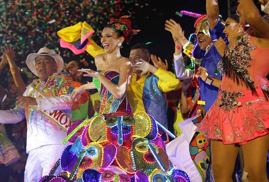 La reina del Carnaval, Carolina Segebre Abudinén, lideró un homenaje artístico para la compositora Esthercita Forero. Foto: Colprensa