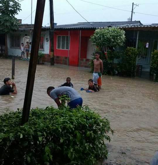 Fuertes inundaciones afectaron vías y viviendas de los barrios de la zona céntrica de Apartadó, en Urabá. FOTO Cortesía Alcaldía