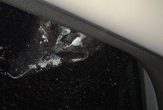Otro carro agredido en la vía Las Palmas. FOTO FACEBOOK - LUCAS VALENCIA