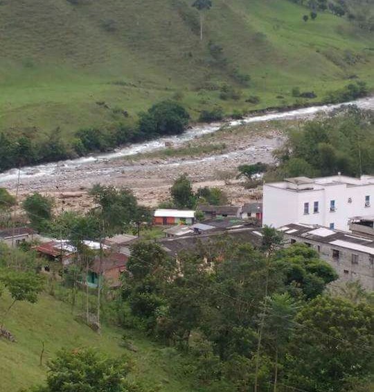 12 casas arrasadas y 50 evacuadas por avalancha en Puerto Venus