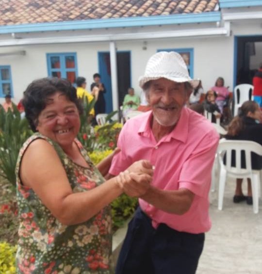 Ellos son algunos de los adultos mayores que hacen parte de la Asociación Vicentina de Montebello, hoy no pueden celebrar su bazar así, pero esperan hacerlo pronto. FOTO Cortesía