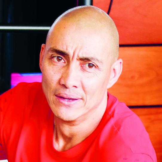 El “Cholo” Sotil y 4 figuras brindan energía Poderosa