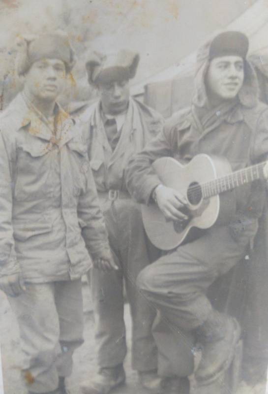 Los colombianos también disfrutaban de los momentos en los que podían cantar y tocar guitarra. FOTO CORTESÍA ZULLEY ZAPATA