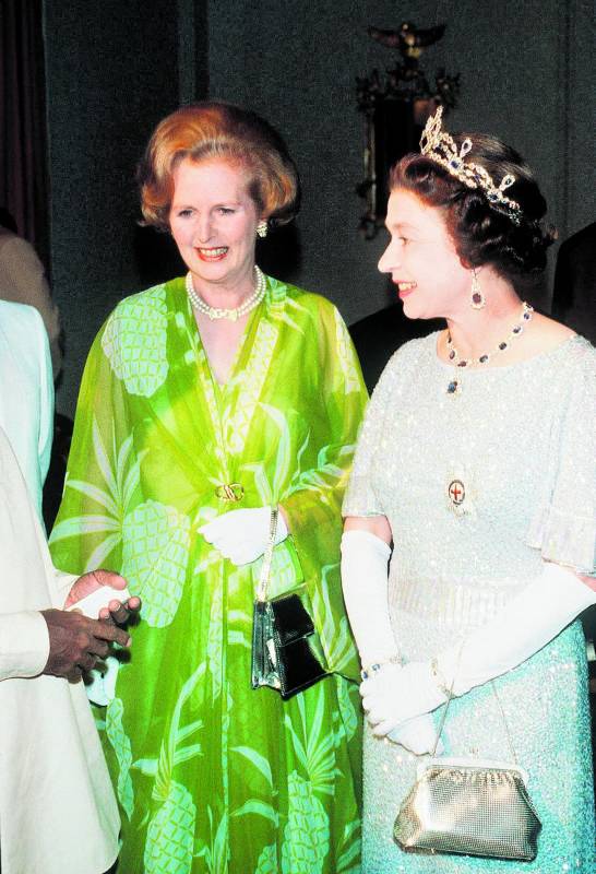 15 de Mayo de 1979 - Encarga formar gobierno por primera vez a una mujer, la conservadora Margaret Thatcher. Denominada la “Dama de Hierro”, quien recuperó la economía.