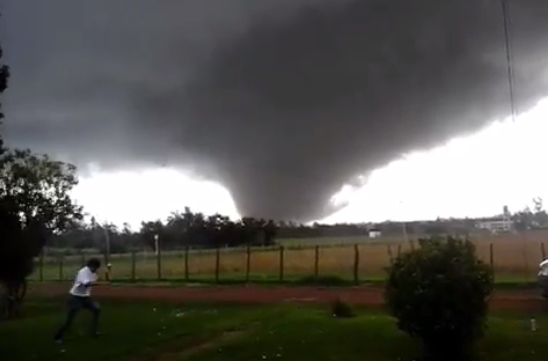 En la imagen, tomada de un video en Twitter, se ve la magnitud del tornado. FOTO Twitter @andres_oberti