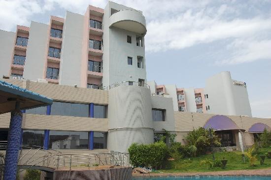 30 empleados del hotel están retenidos por 10 atacantes. FOTO: TRIPADVISOR