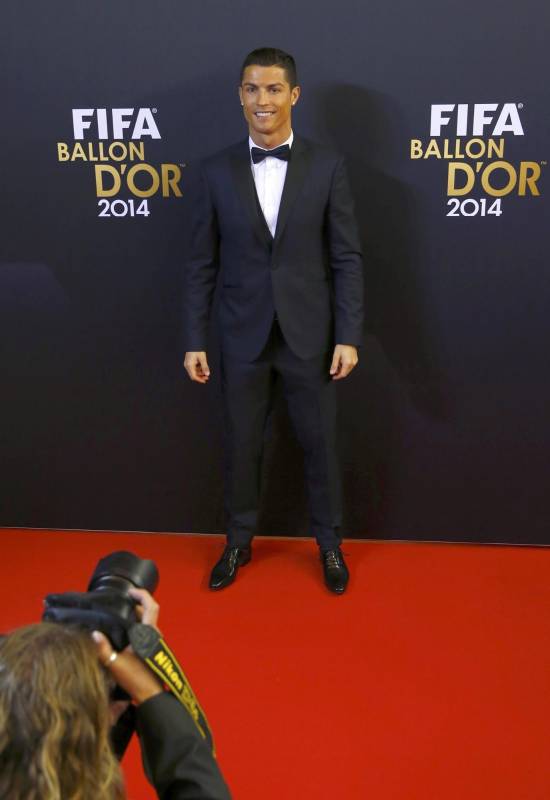 Cristiano Ronaldo posó elegante ante las cámaras.