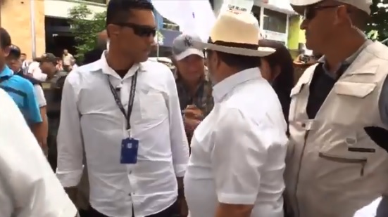 Timochenko apretando la mano del ciudadano que le “agradeció por la paz”. FOTO Captura de video.