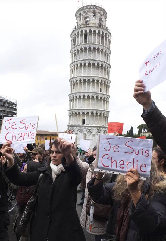 En Italia, después de que las concentraciones de los últimos días tuvieran lugar en Roma y Milán, este domingo le tocó el turno a Brescia, donde unas mil personas mostraron su rechazo al terrorismo y su solidaridad con el pueblo francés, por lo que se instaló un libro de grandes dimensiones para escribir mensajes de apoyo. FOTO AP