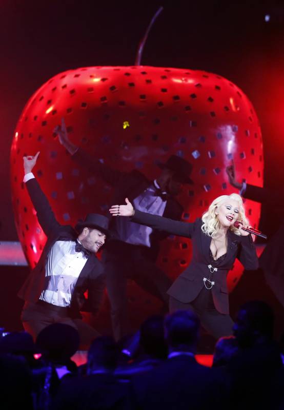 Antes del comienzo del juego se presentó la cantante Christina Aguilera. FOTO AP