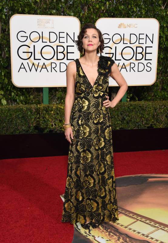 La belleza de Maggie Gyllenhaal se vio opacada con este vestido. Muy criticado. FOTO AFP 