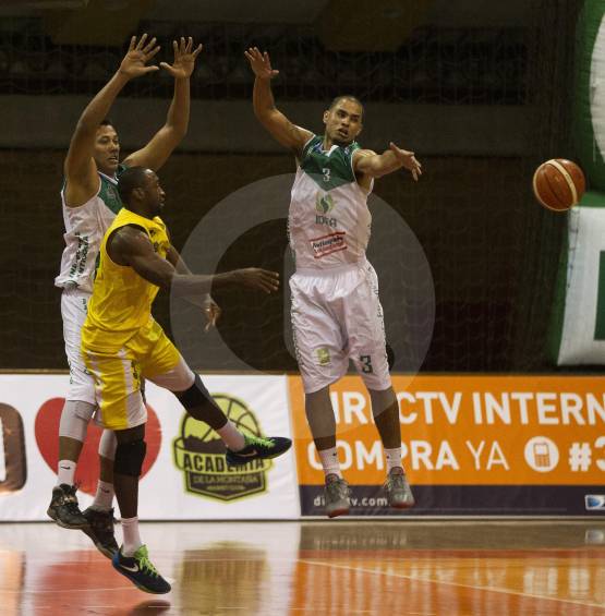 Lo que parecía fácil se convirtió en incierto tras la victoria de Búcaros en Bucaramanga. La serie se puso 2-1 en favor aún de Academia de la Montaña. Foto Jaime Pérez