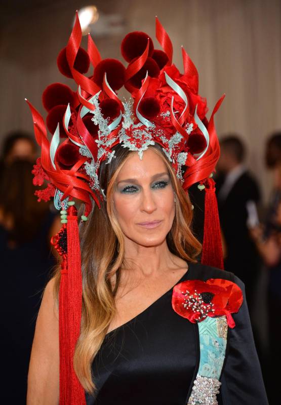 El tocado de Sarah Jessica Parker fue uno de los más admirados. Vestido H&M y Phillip Treacy. FOTO AP