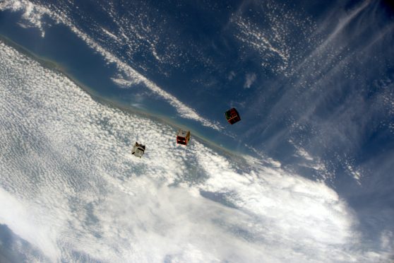 Así se ven los CubeSats lanzados desde ISS-KIBO. FOTO: Cortesía JAXA / ESA / NASA