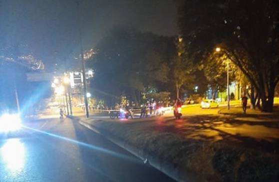 La calle Barranquilla, en ambos sentidos, permanecía cerrada esta noche por manifestaciones de protesta. FOTO CORTESÍA GUARDIANES DE ANTIOQUIA