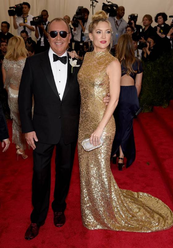 Kate Hudson y el diseñador de su vestido. Michael Kors. FOTO AFP