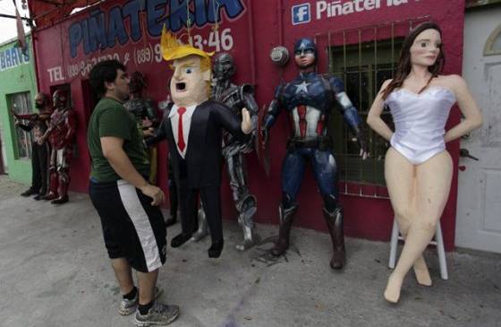 La sátira política y le rechazo a las posturas del precandidato Donal Trump, implícitas en la piñata ‘Trumpudo’. FOTO EFE.