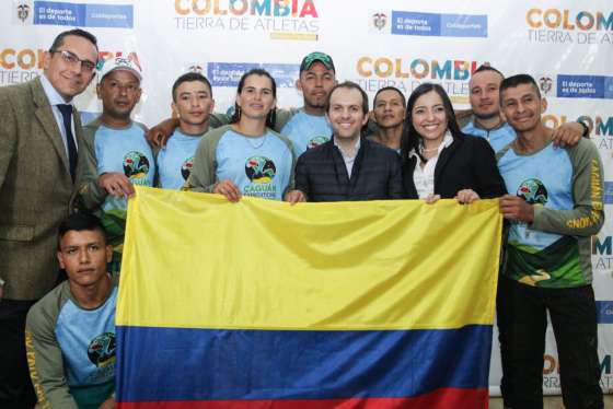 Los exguerrilleros viajaran hoy a Australia después de recibir la bandera colombiana. FOTO: Cortesía.