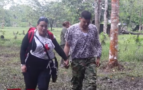 Las Farc revelaron imágenes de la liberación del subteniente del Ejército Cristhian Moscoso en un video grabado desde las selvas del Putumayo. FOTO CORTESÍA
