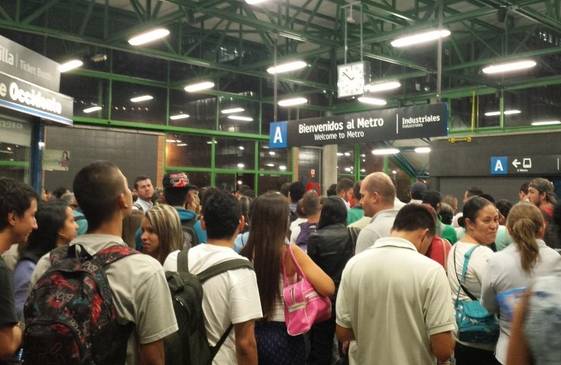 La gente espera en la estación Industriales a que regrese el servicio. FOTO Cortesía Andrey Loaiza @cumbarra