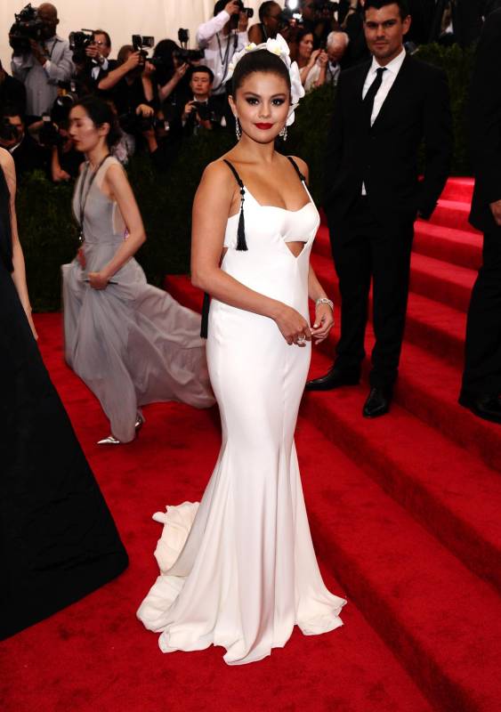 Selena Gómez con un diseño de Vera Wang. FOTO AP
