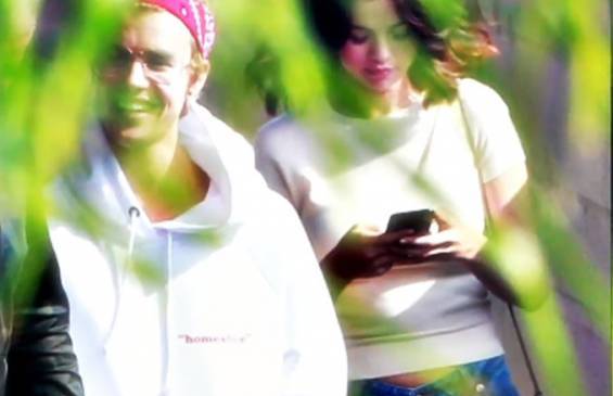 Justin Bieber y Selena Gómez fueron vistos juntos saliendo de un restaurante en Los Ángeles.Foto publicada por E News.